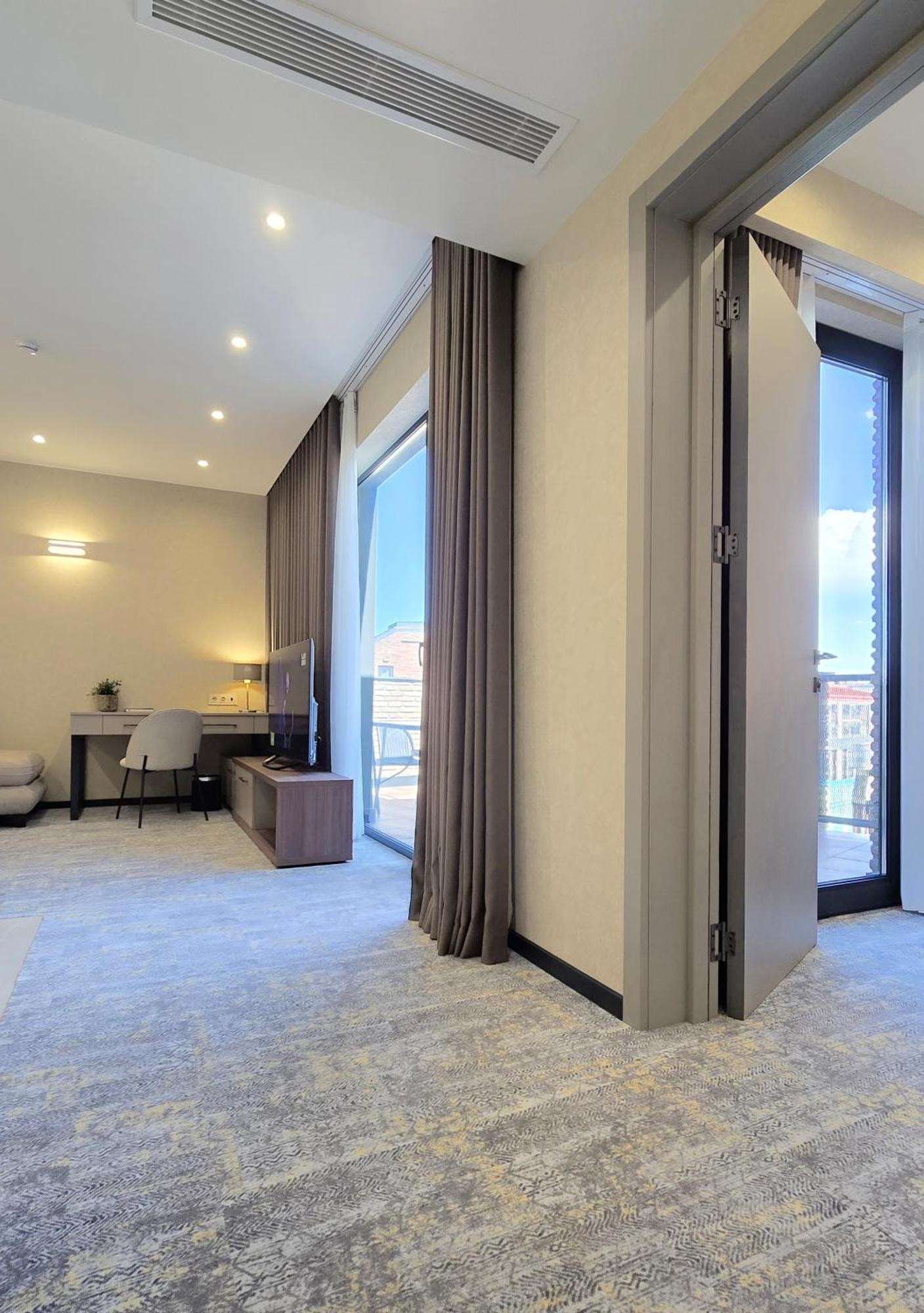 Griffin Hotel Тбілісі Екстер'єр фото